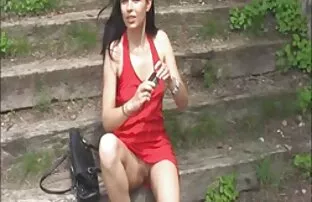 مدل بالا ژاپنی فیلم سکسی کارتونی کم حجم در لباس شنای زنانه دوتکه به شمار در مقابل یک عکاس