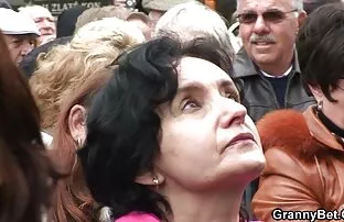 پسر در زمان خاموش شلوار خود را و در آشپزخانه شروع به جلق زدن در صحن مادرش, مادرش او را کانال سکسی کم حجم در صحنه جرم پیدا شده است. ناگهان او می خواست پسرش به پا زدن الاغ او و سپس او پایگاه خود را در دهان او در زمان