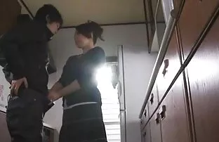 یک مرد با گل قدرتمند fucks در یک فیلمسکسی کم حجم سگ ماده با الاغ بزرگ