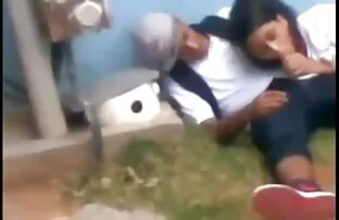جوجه زیبا fucks در یک پخش سکس کم حجم مرد