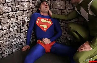 جوجه fucks کم حجم پورن در تمیز تراشیده گربه با وسیله ارتعاش و نوسان چرخش