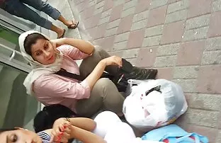 زن و شوهر جوان بی شرمانه راست بر روی دسکتاپ کم حجم پورن فرو به فاک داغ, غوطه ور در زاری زیبا و خیس در تقدیر