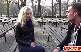 دختر زیبا سیاه و سفید فیلم سوپر حجم کم گرفتن یک دوش