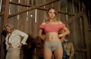 سه sexکم حجم دختر ناز نوازش پذیری خود را